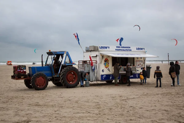 Tracteur Avec Remorque Restauration Rapide Sur Plage Mer Par Temps — Photo