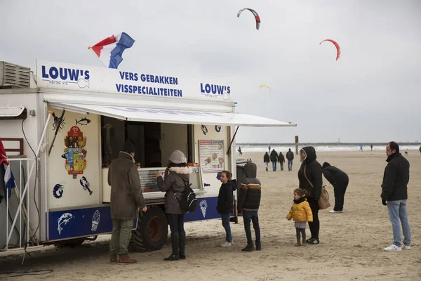 Trattore Con Rimorchio Fast Food Sulla Spiaggia Mare Nelle Giornate — Foto Stock
