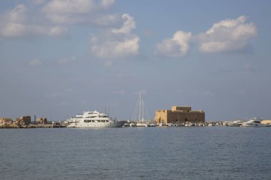 Şehir limanında gemiler