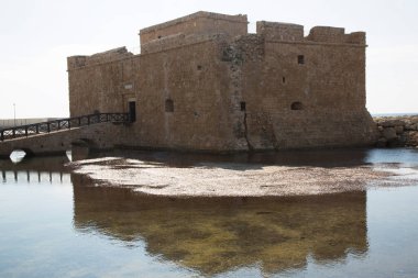 Deniz kıyısındaki antik şato