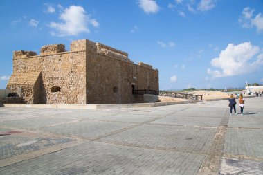 Eski tuğladan kale ve büyük alan