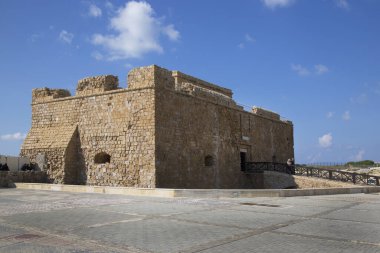 Eski tuğladan kale ve büyük alan