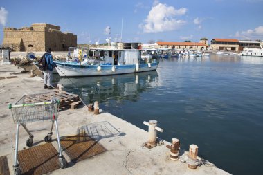 Deniz limanında gemiler ve tekneler