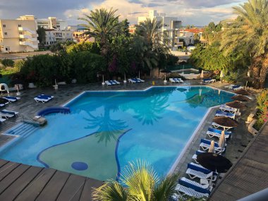 Otelde güzel bir yüzme havuzu var.