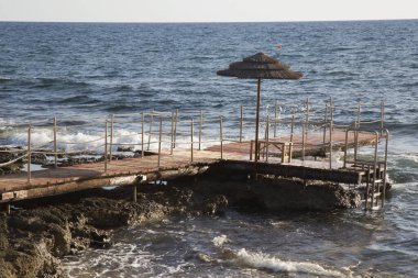 Deniz kıyısındaki ahşap iskele