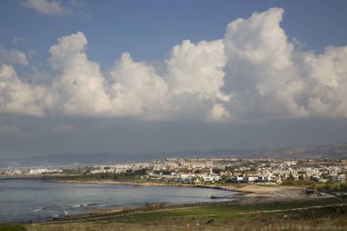 Deniz kıyısındaki Akdeniz şehri
