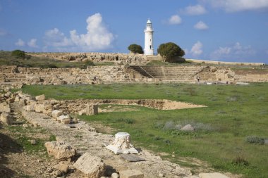 Yunanistan 'da güzel beyaz deniz feneri ve antik kalıntılar