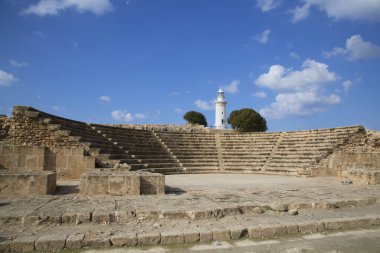 Yunanistan 'da güzel beyaz deniz feneri ve antik şehir kalıntıları