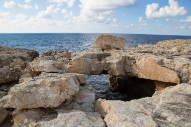 Güzel kayalık deniz kıyıları
