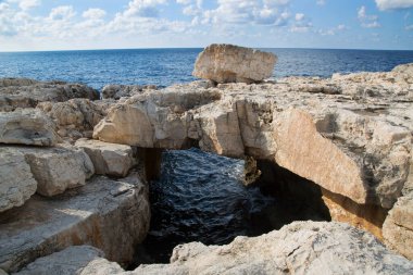Güzel kayalık deniz kıyıları