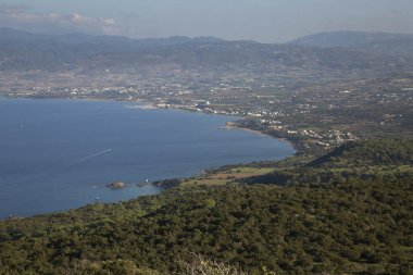 Dağ tepesinden deniz kıyısının güzel manzarası