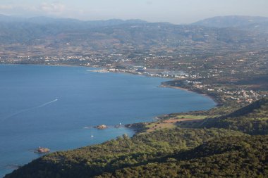 Dağ tepesinden deniz kıyısının güzel manzarası