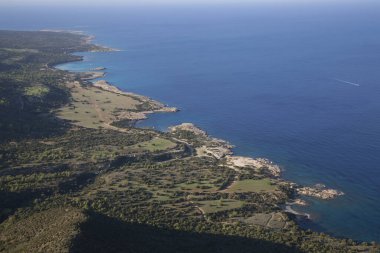 Dağ tepesinden deniz kıyısının güzel manzarası