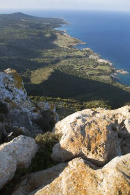 Dağ tepesinden deniz kıyısının güzel manzarası