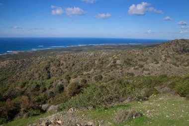 Yunanistan 'da dağları olan güzel deniz manzarası