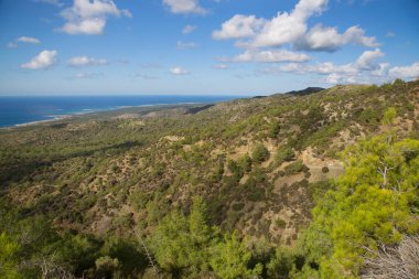 Yunanistan 'da dağları olan güzel deniz manzarası
