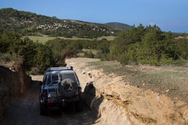 Yunanistan 'da dağlardan geçen araba
