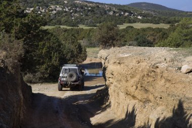 Yunanistan 'da dağlardan geçen araba