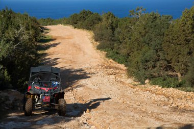 Yunanistan 'da dağlarda dörtlü araba