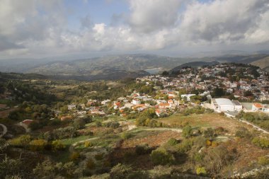 Yunanistan 'daki dağ vadisinde şehir