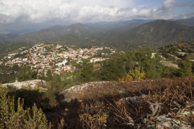Yunanistan 'daki dağ vadisinde şehir