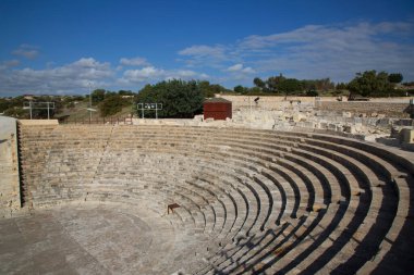 Yunanistan 'daki antik amfi tiyatronun kalıntıları