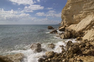 Yunanistan 'da güzel kayalık deniz kıyıları