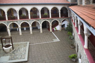 Yunanistan 'daki güzel ortodoks kilisesinin avlusu