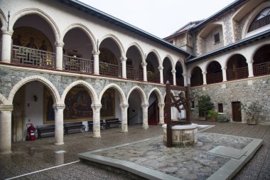 Yunanistan 'daki güzel ortodoks kilisesinin avlusu