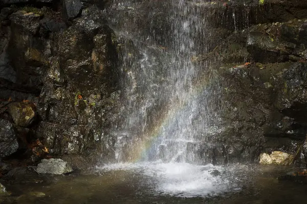 Cachoeira Montanha Bonita Com Arco Íris — Fotografia de Stock