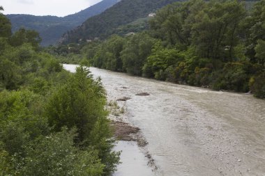 Öfkeli dağ nehri ile doğa manzarası 