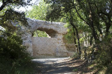 Fransa 'nın güneyindeki Nimes' te antik Roma Pont du Gard su kemeri ve viyadük köprüsünün kalıntıları.