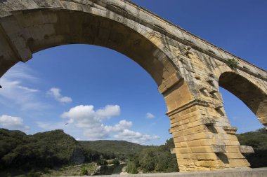 Antik Roma Pont du Gard su kemeri ve viyadük köprüsünün ayrıntıları, Güney Fransa 'da Nimes yakınlarındaki antik Roma köprülerinin en büyüğü..
