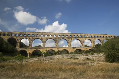 Antik Roma Pont du Gard su kemeri ve viyaduct köprüsü, tüm antik Roma köprülerinin en yükseği, Fransa 'nın güneyindeki Nimes yakınlarında..