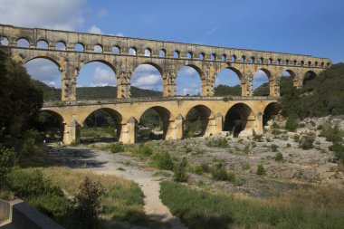 Antik Roma Pont du Gard su kemeri ve viyaduct köprüsü, tüm antik Roma köprülerinin en yükseği, Fransa 'nın güneyindeki Nimes yakınlarında..