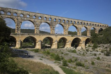 Antik Roma Pont du Gard su kemeri ve viyaduct köprüsü, tüm antik Roma köprülerinin en yükseği, Fransa 'nın güneyindeki Nimes yakınlarında..