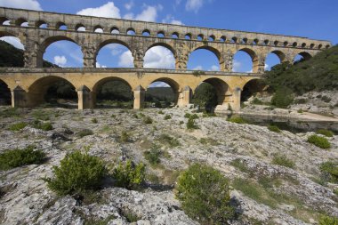 Antik Roma Pont du Gard su kemeri ve viyaduct köprüsü, tüm antik Roma köprülerinin en yükseği, Fransa 'nın güneyindeki Nimes yakınlarında..