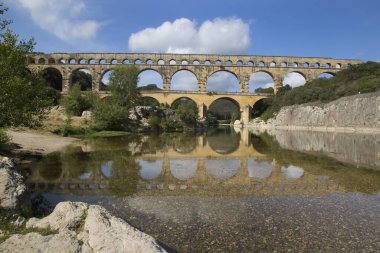 Antik Roma Pont du Gard su kemeri ve viyaduct köprüsü, tüm antik Roma köprülerinin en yükseği, Fransa 'nın güneyindeki Nimes yakınlarında..
