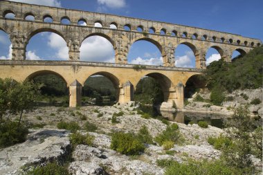Antik Roma Pont du Gard su kemeri ve viyaduct köprüsü, tüm antik Roma köprülerinin en yükseği, Fransa 'nın güneyindeki Nimes yakınlarında..