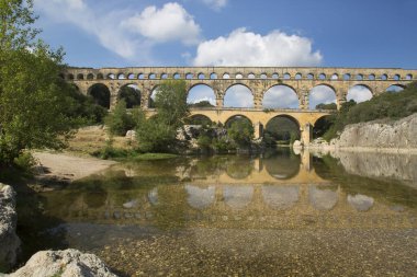 Antik Roma Pont du Gard su kemeri ve viyaduct köprüsü, tüm antik Roma köprülerinin en yükseği, Fransa 'nın güneyindeki Nimes yakınlarında..