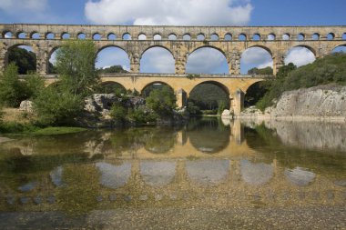 Antik Roma Pont du Gard su kemeri ve viyaduct köprüsü, tüm antik Roma köprülerinin en yükseği, Fransa 'nın güneyindeki Nimes yakınlarında..