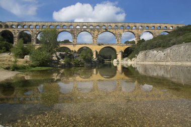 Antik Roma Pont du Gard su kemeri ve viyaduct köprüsü, tüm antik Roma köprülerinin en yükseği, Fransa 'nın güneyindeki Nimes yakınlarında..