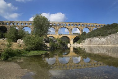 Antik Roma Pont du Gard su kemeri ve viyaduct köprüsü, tüm antik Roma köprülerinin en yükseği, Fransa 'nın güneyindeki Nimes yakınlarında..