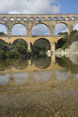 Antik Roma Pont du Gard su kemeri ve viyaduct köprüsü, tüm antik Roma köprülerinin en yükseği, Fransa 'nın güneyindeki Nimes yakınlarında..