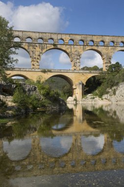 Antik Roma Pont du Gard su kemeri ve viyaduct köprüsü, tüm antik Roma köprülerinin en yükseği, Fransa 'nın güneyindeki Nimes yakınlarında..