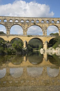 Antik Roma Pont du Gard su kemeri ve viyaduct köprüsü, tüm antik Roma köprülerinin en yükseği, Fransa 'nın güneyindeki Nimes yakınlarında..
