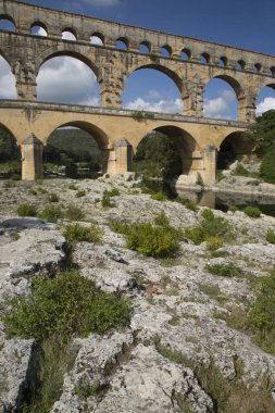 Antik Roma Pont du Gard su kemeri ve viyaduct köprüsü, tüm antik Roma köprülerinin en yükseği, Fransa 'nın güneyindeki Nimes yakınlarında..