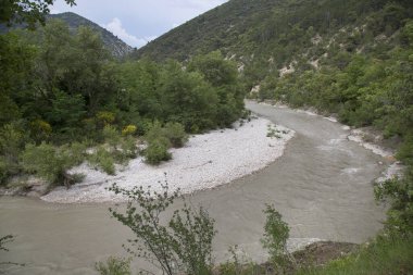 Öfkeli dağ nehri ile doğa manzarası 