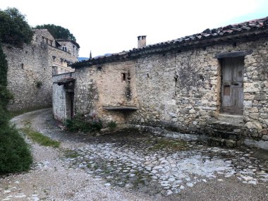 Fransa 'nın Aubres köyünde ortaçağ taş mimarisi.