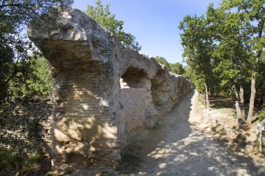 Fransa 'nın güneyindeki Nimes' te antik Roma Pont du Gard su kemeri ve viyadük köprüsünün kalıntıları.